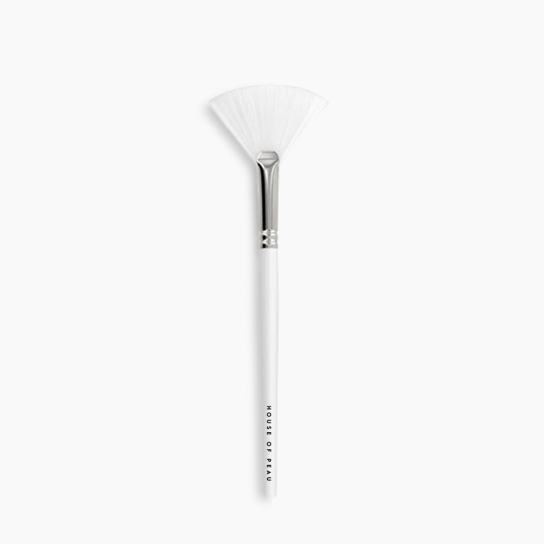 pinceau_poil_blanc_eventail_visage_masque_gommage_crème_cosmétique_beauté_skincare_application_nylon