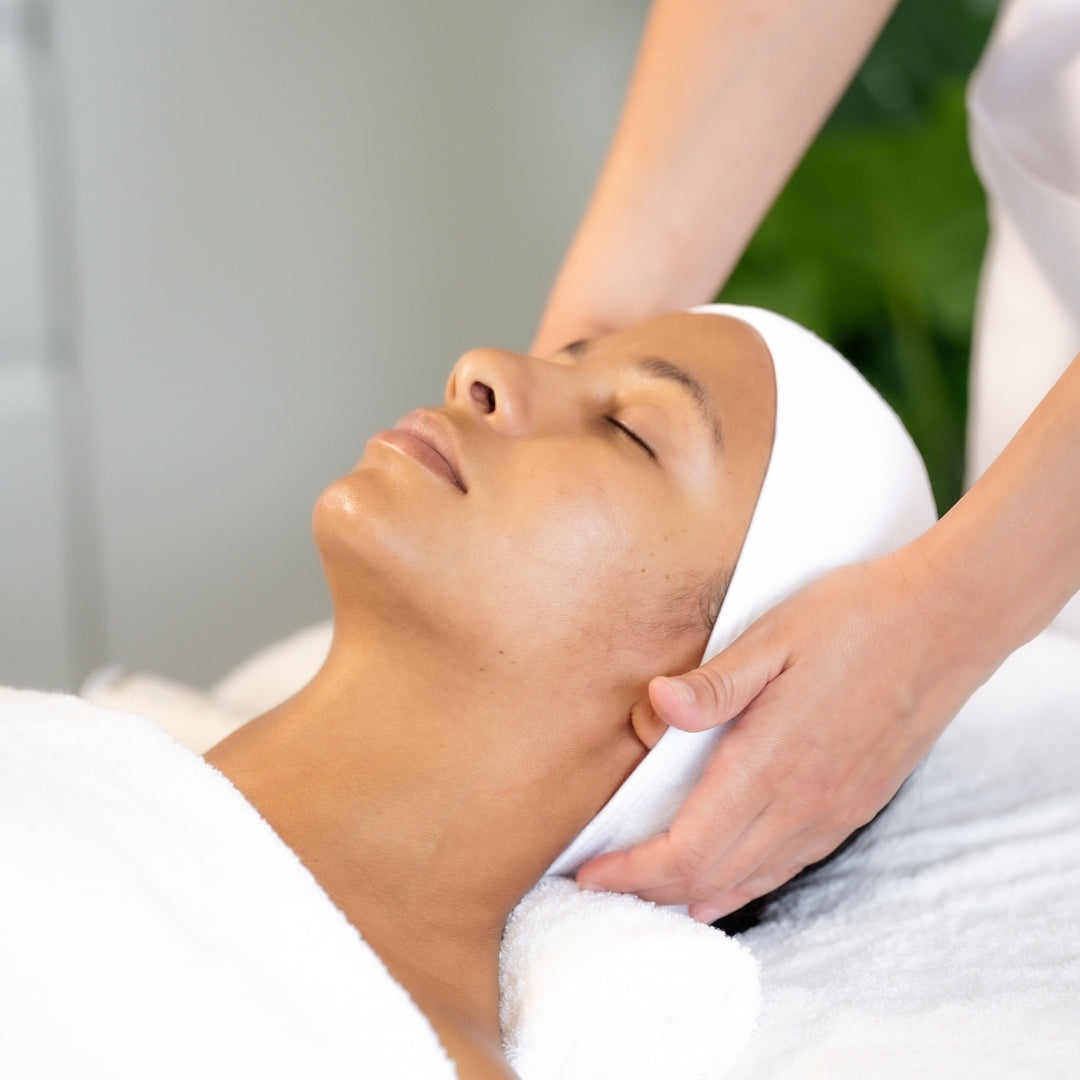 bandeau_blanc_femme_cosmetique_visage_esthetique_estheticienne_coton_makeup_beaute_soin_institut_professionnel_produit_tissu_salon