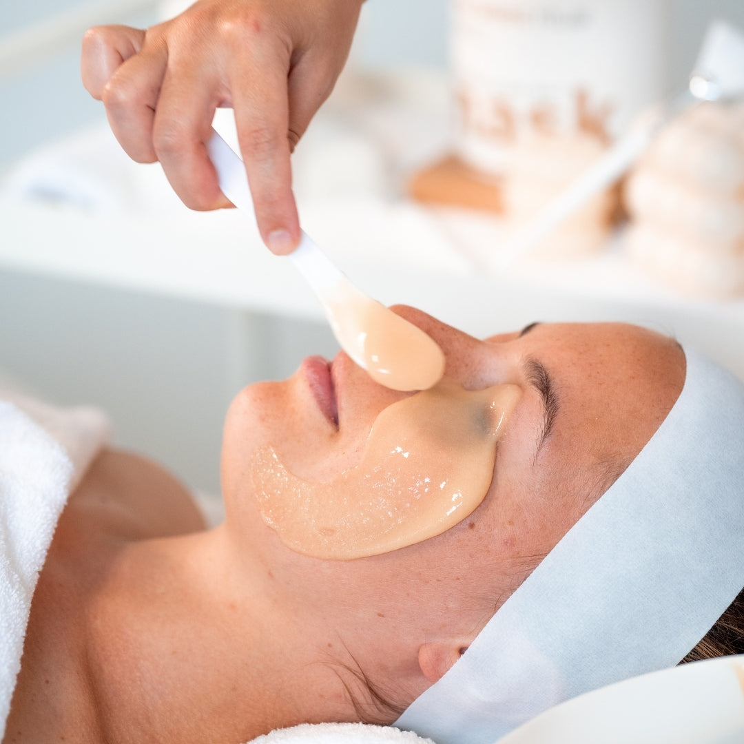 hydrojelly_mask_peel_off_masque_cosmetique_jelly_mask_institut_professionnel_or_caviar_blanc_esthemax_cosmetic_professional_esthetique_apply