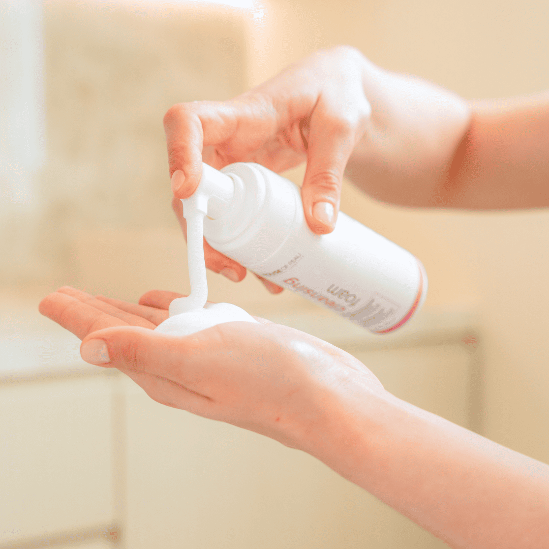 nettoyant_mousse_sensible_foam_cleanser_face_sensitive_visage_cosmetique_cosmetic_professionnel_professionnal_esthetique_estheticienne_institut_beauty_salon_main